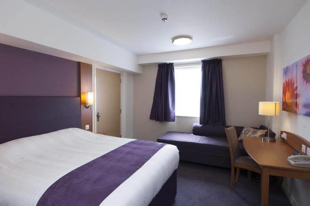 Premier Inn Hemel Hempstead Central Екстериор снимка